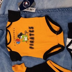 3 piece set Pittsburgh Pirates one's size 6/9 m